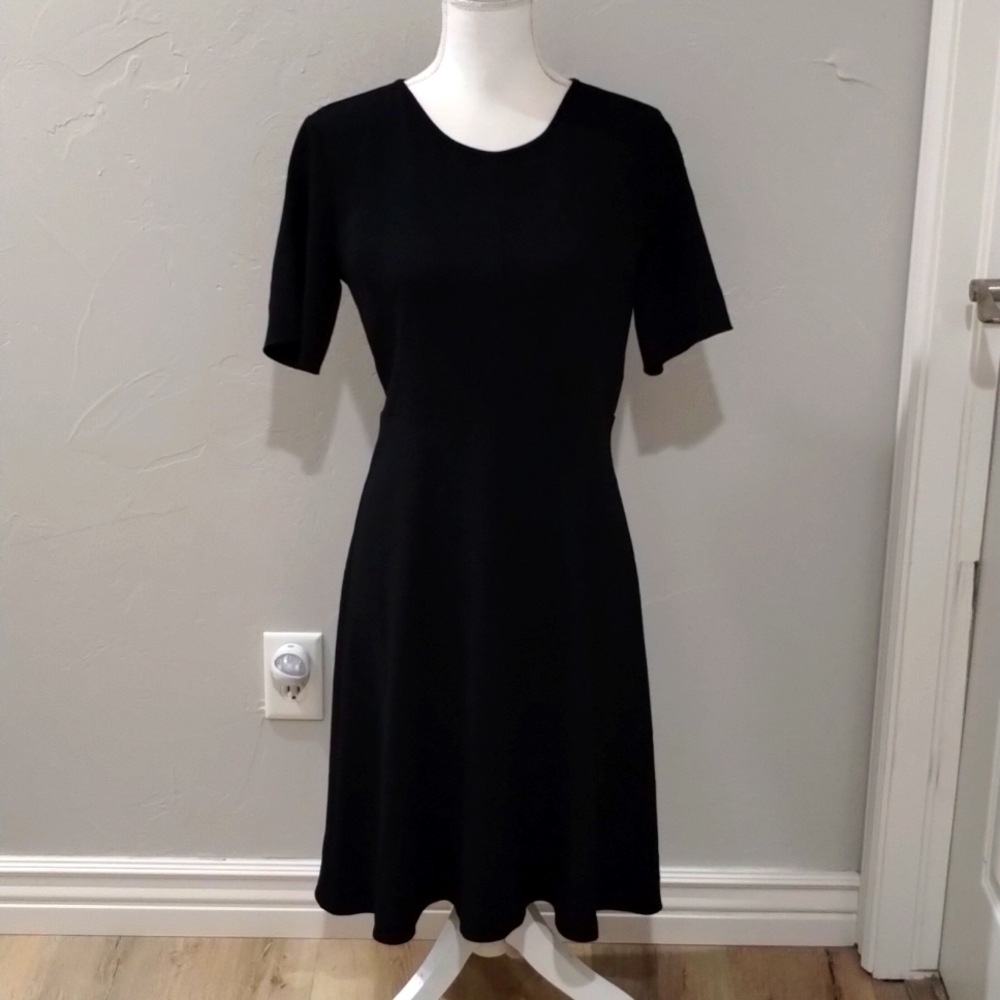 Ann Taylor black fit and flare dress size 4 short sleeve knee length